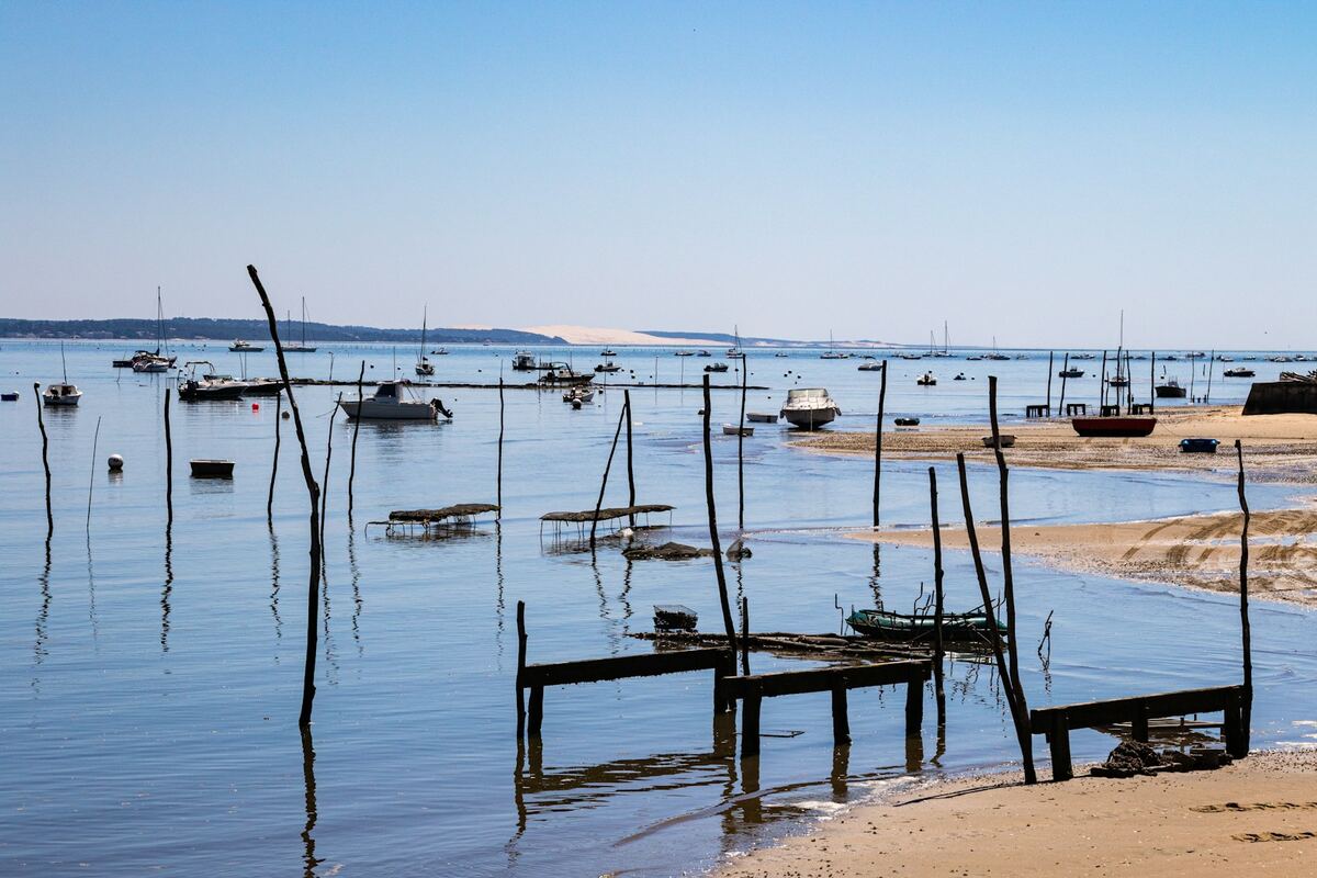 Pontons et bateaux sur le Bassin d'Arcachon à marée basse