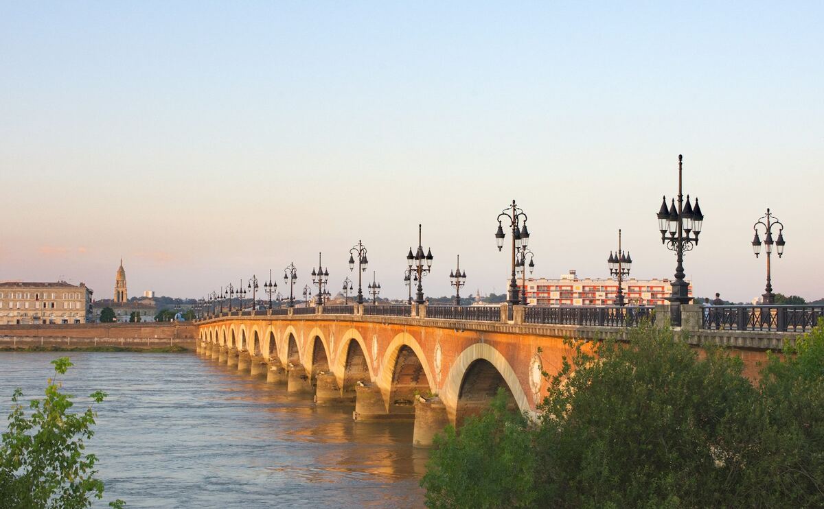 Le pont de pierre sur la Garonne au coucher du soleil, Bordeaux