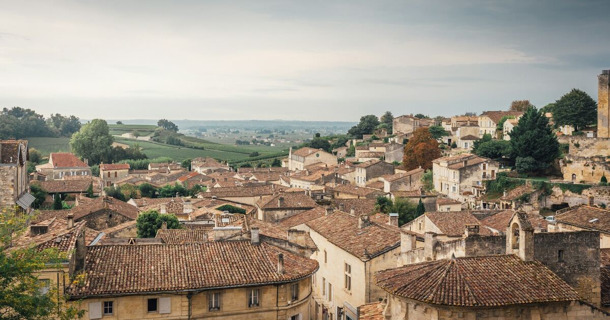 Les toits de Saint-Émilion et les vignes alentour